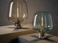 Twee moderne tafellampen met ovale, grijs getinte glazen kappen en metalen voets