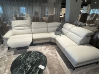 Lichtgrijze hoekbank met verstelbare rugleuningen en een chaise longue, met een