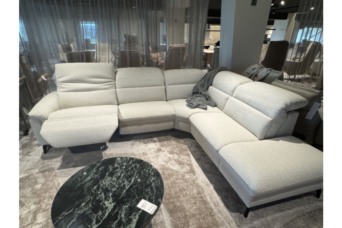 Lichtgrijze hoekbank met verstelbare rugleuningen en een chaise longue, met een
