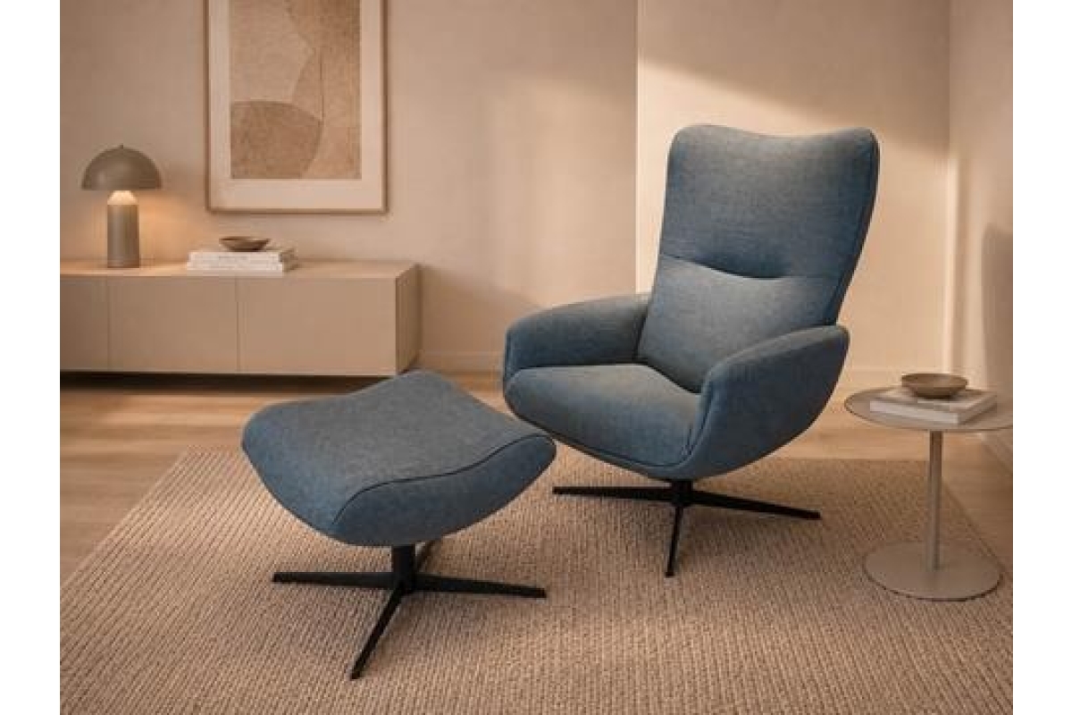 Blauwe stoffen fauteuil met bijpassende poef en zwarte stervoet in een moderne w