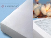 Hoeslaken, katoenbollen en een quiltpatroon tonen de kwaliteit en materialen van