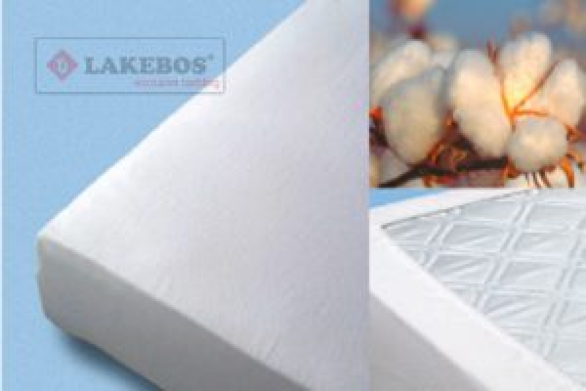 Hoeslaken, katoenbollen en een quiltpatroon tonen de kwaliteit en materialen van