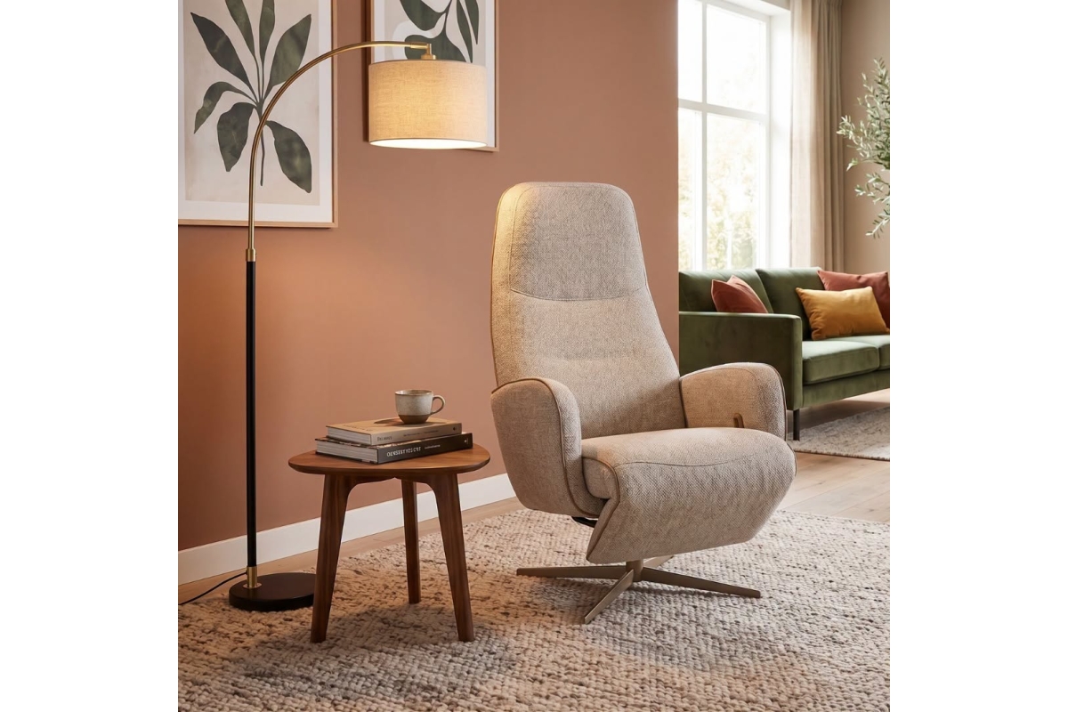 Beige fauteuil in een woonkamer met een salontafel, boeken, kopje en een staande