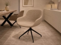 Beige eetkamerstoel met zwarte spinpoot en gecapitonneerde zitting in een modern