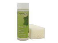 Fles Keralux Soft Cleaner voor leer met een witte applicator spons.