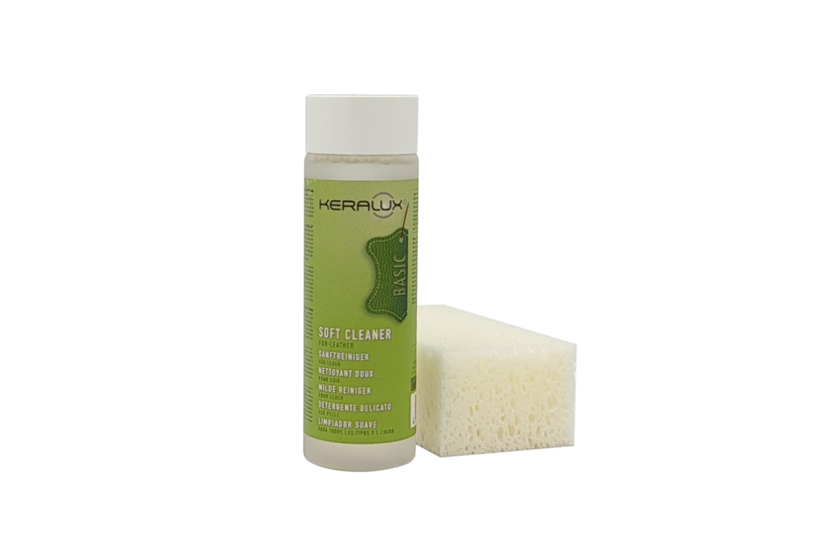 Fles Keralux Soft Cleaner voor leer met een witte applicator spons.