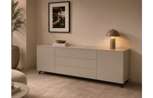 Grijze sideboard met twee kasten en drie lades, versierd met een lamp en boeken.