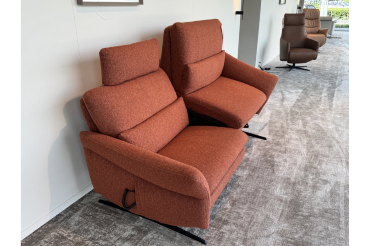 Twee oranje gestoffeerde fauteuils met kantelmechanisme en verstelbare hoofdsteu