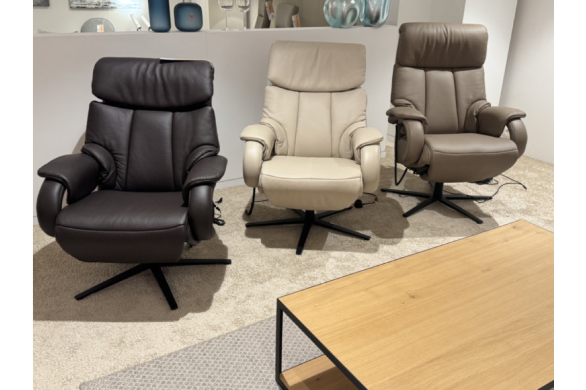 Drie leren relaxfauteuils in bruin, beige en taupe, elk met een zwart stalen ond