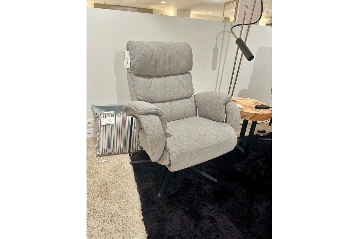 Lichtgrijze stoffen relaxfauteuil op een zwarte draaivoet, staand op een zwarte