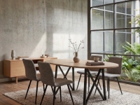 Ovale eettafel met zwarte metalen poten en vier eetkamerstoelen in een eetkamer