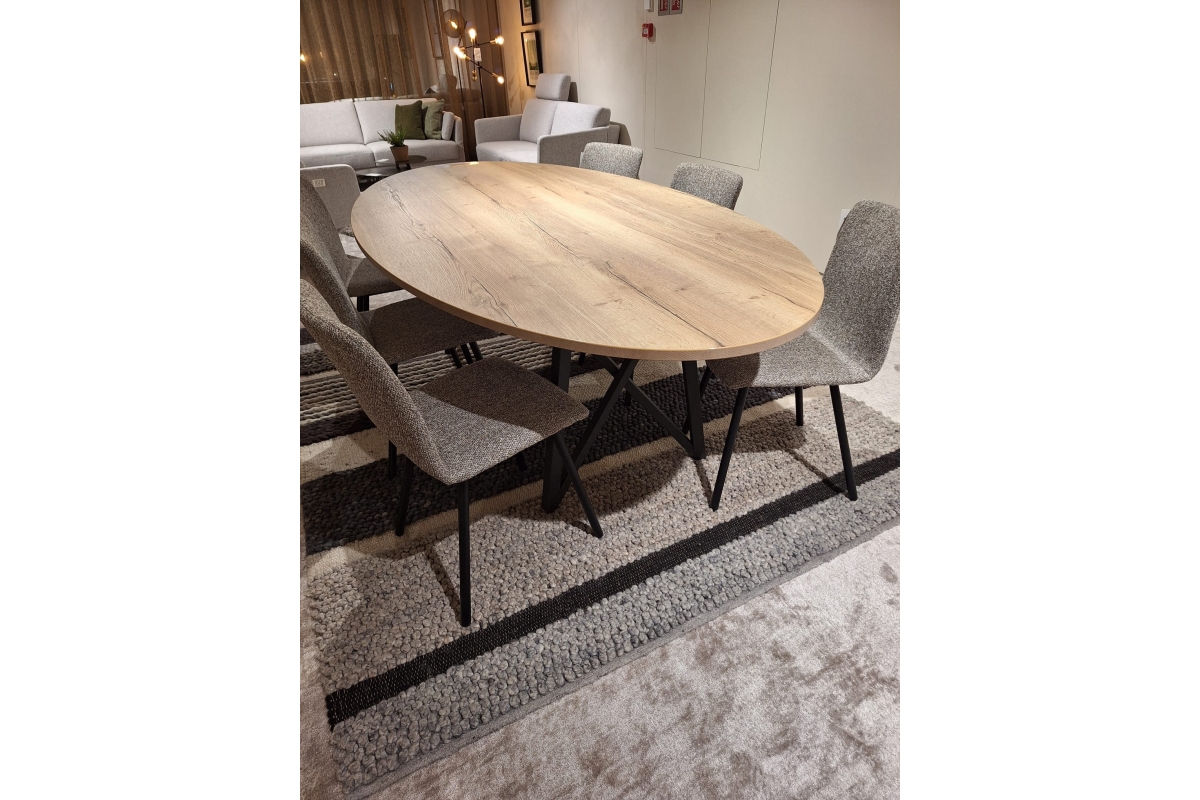 Ovale eettafel met houtlook blad en zwart metalen onderstel, omringd door zes gr