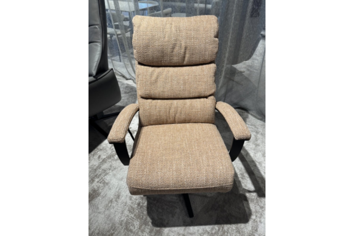 Beige stoffen fauteuil met hoge rugleuning en gewatteerde kussens, staand op een