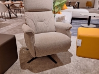 Comfortabele beige relaxfauteuil met verstelbare rugleuning en voetensteun op ee