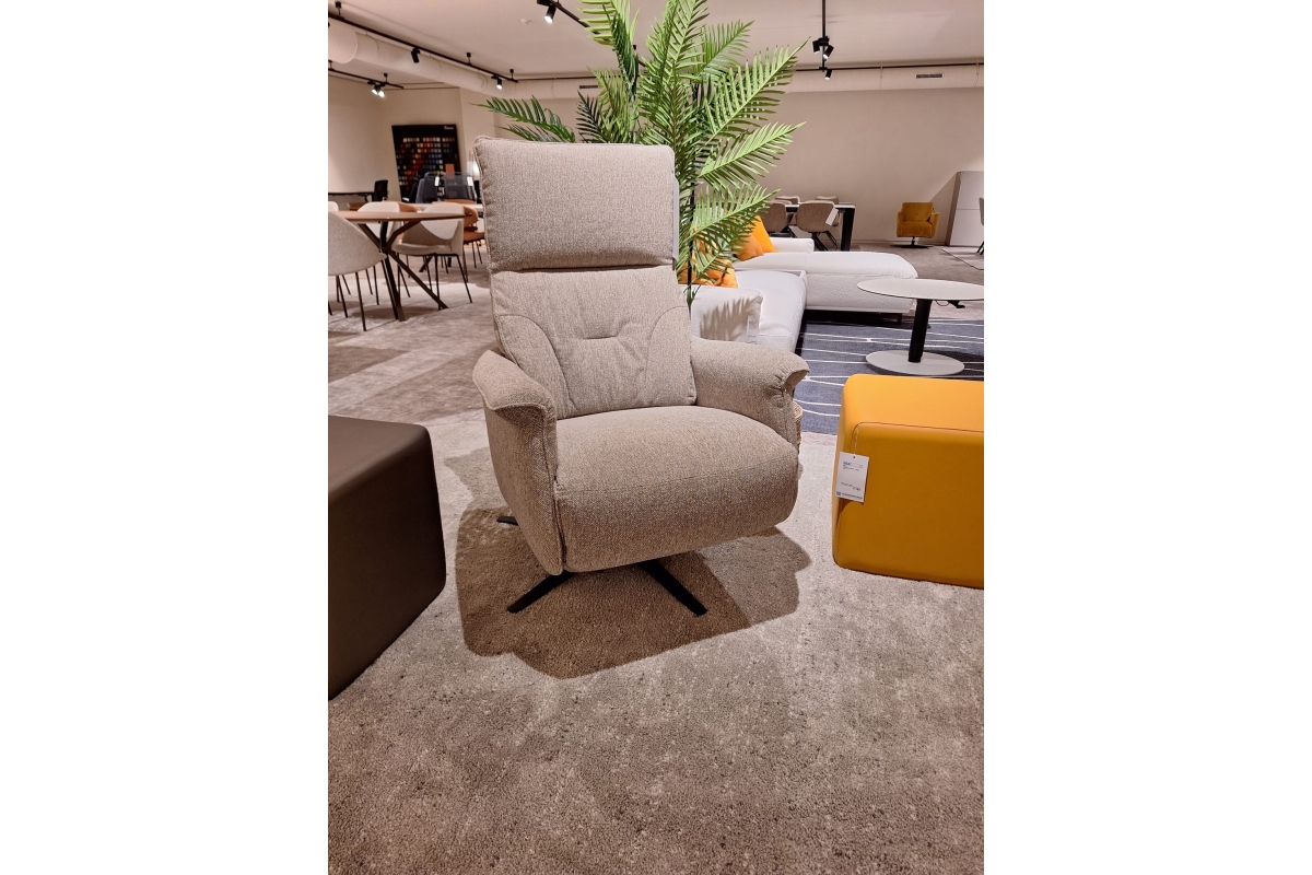 Comfortabele beige relaxfauteuil met verstelbare rugleuning en voetensteun op ee